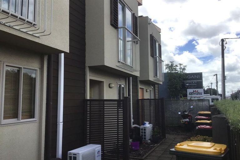 Photo of property in 2/85 Portage Road, New Lynn, Auckland, 0600