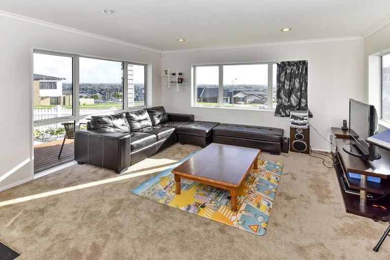 Photo of property in 13 Kereru Rise, Papakura, 2110
