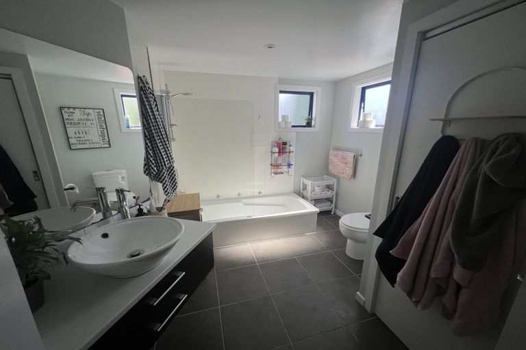 Photo of property in 22 Capilano Place, Glenfield, Auckland, 0629