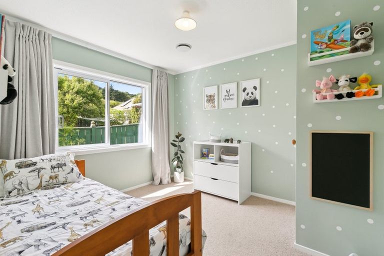 Photo of property in 21 Mexted Terrace, Tawa, Wellington, 5028