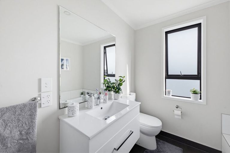 Photo of property in 15 Discovery Place, Marfell, New Plymouth, 4310