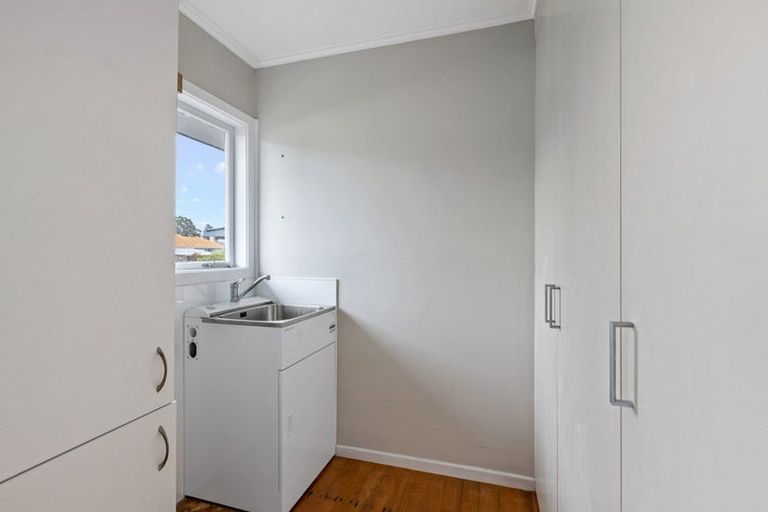 Photo of property in 12 London Street, Te Atatu Peninsula, Auckland, 0610