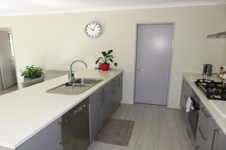 Photo of property in 100 Amesbury Drive, Churton Park, Wellington, 6037