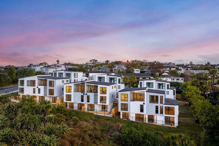Photo of property in 5/1090 Beach Road, Torbay, Auckland, 0630