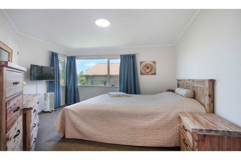 Photo of property in 272 Glamorgan Drive, Northcross, Auckland, 0630