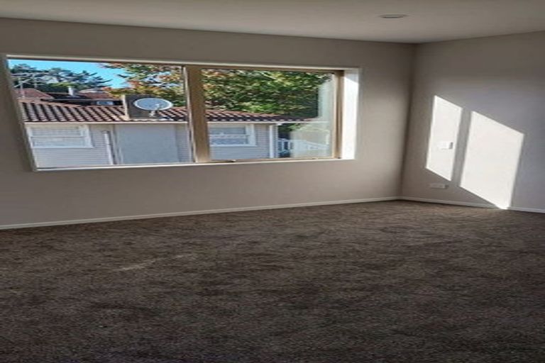 Photo of property in 1a Taupiko Place, Green Bay, Auckland, 0604
