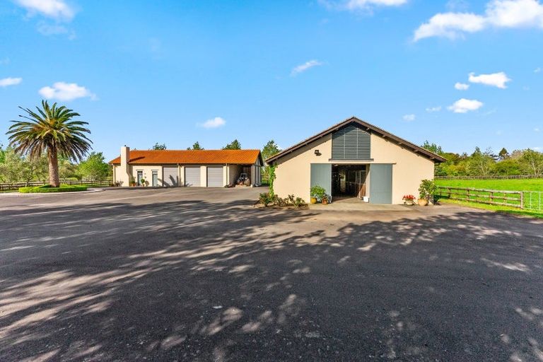 Photo of property in 744 Waitakere Road, Kumeu, 0891