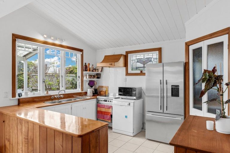 Photo of property in 31b William Bond Street, Stanley Point, Auckland, 0624