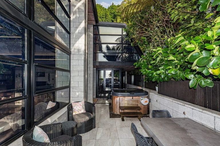 Photo of property in 377a Karaka Bay Road, Karaka Bays, Wellington, 6022