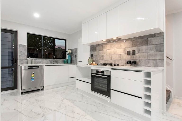 Photo of property in 664d Pakuranga Road, Howick, Auckland, 2010
