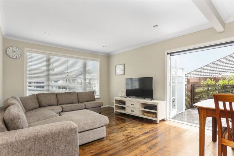 Photo of property in 22 Rewarewa Road, Te Atatu Peninsula, Auckland, 0610