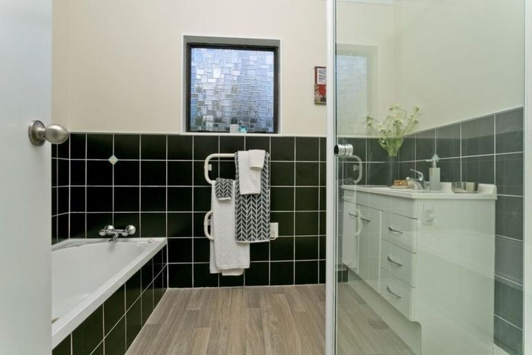 Photo of property in 12 Sunward Rise, Glenfield, Auckland, 0629