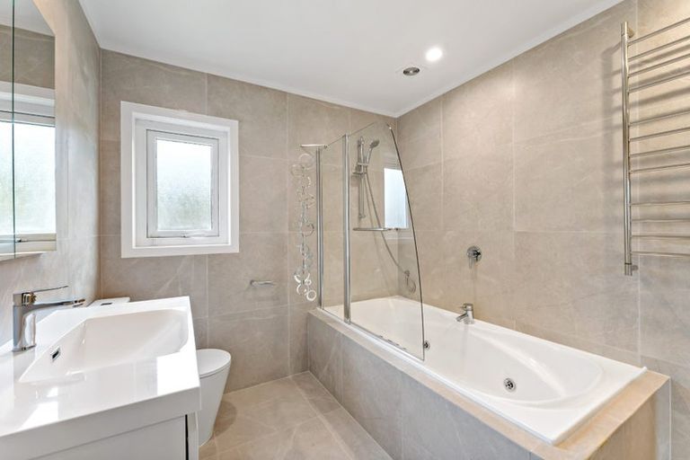 Photo of property in 1/2 Flavia Close, Torbay, Auckland, 0630
