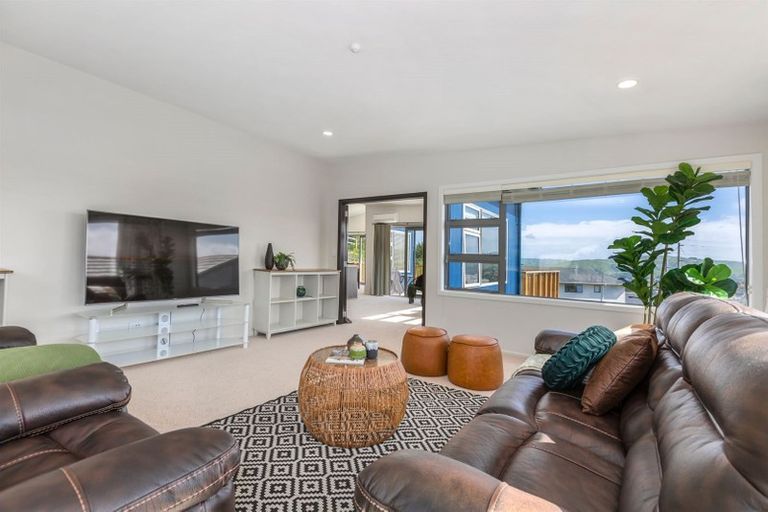 Photo of property in 20 Madeira Close, Whitby, Porirua, 5024