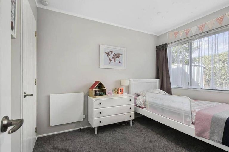 Photo of property in 1 Marbella Drive, Massey, Auckland, 0614