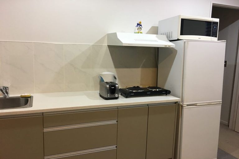 Photo of property in 12 Stubbs Place, Fairview Heights, Auckland, 0632