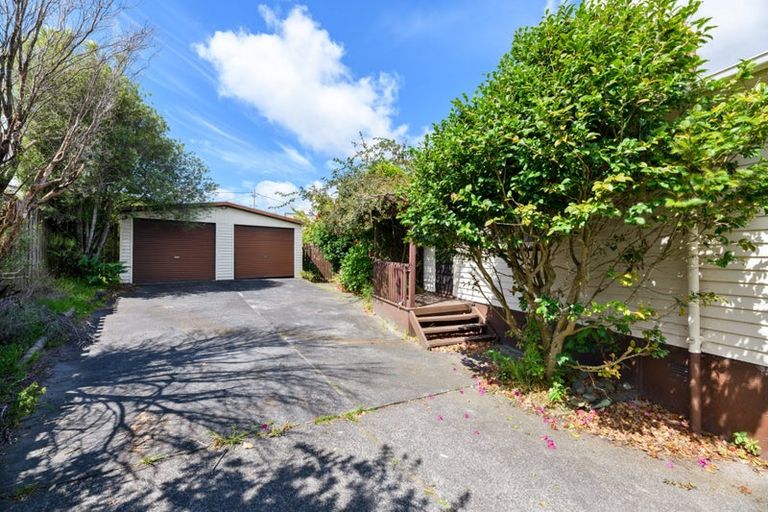 Photo of property in 9 Kaikoura Street, Henderson, Auckland, 0612