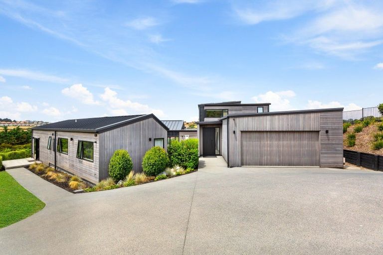 Photo of property in 9 Laguna Place, Matakatia, Whangaparaoa, 0930