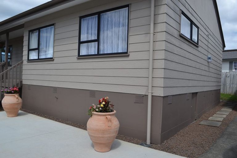 Photo of property in 52 Meadowood Drive, Unsworth Heights, Auckland, 0632