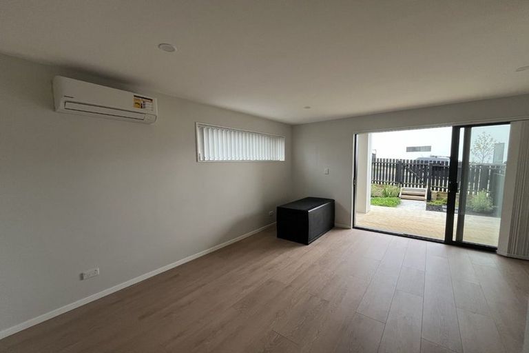 Photo of property in 2 Mikoikoi Crescent, Mangere Bridge, Auckland, 2022