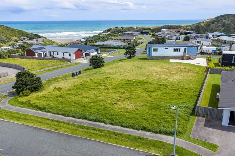 Photo of property in 2 Ambergris Place, Baylys Beach, 0377