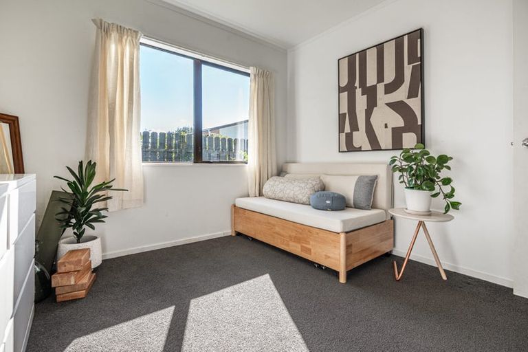 Photo of property in 2/43 Sabulite Road, Kelston, Auckland, 0602
