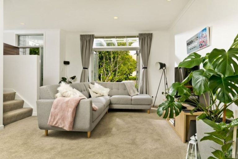 Photo of property in 36 Gunner Drive, Te Atatu Peninsula, Auckland, 0610