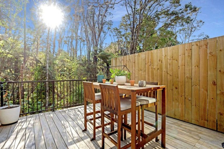 Photo of property in 27 Tokai Place, Glen Eden, 0602