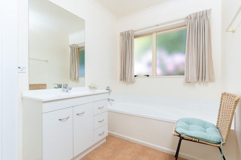 Photo of property in 1b Kereru Bend, Tawa, Wellington, 5028