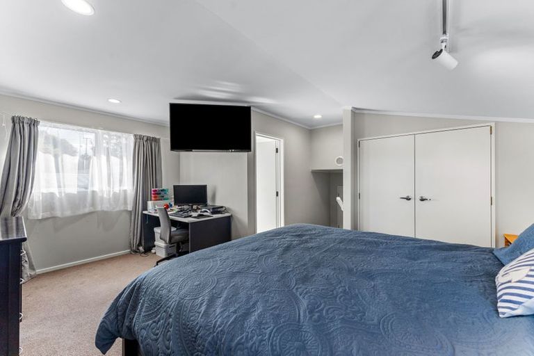 Photo of property in 1/296 Wairau Road, Glenfield, Auckland, 0629