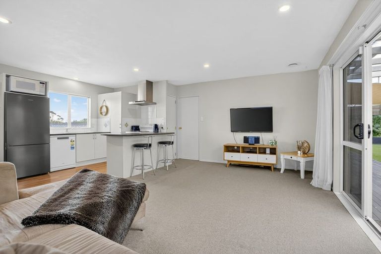 Photo of property in 2/74 Sunnynook Road, Sunnynook, Auckland, 0620