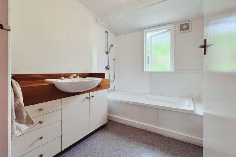 Photo of property in 1 Titahi Bay Road, Porirua City Centre, Porirua, 5022