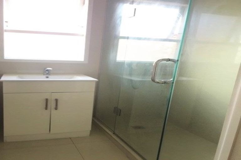 Photo of property in 4 Gill Avenue, Te Atatu Peninsula, Auckland, 0610