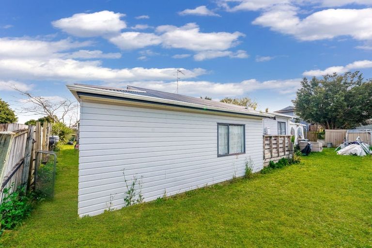 Photo of property in 2/6 Eulogy Place, Randwick Park, Auckland, 2105