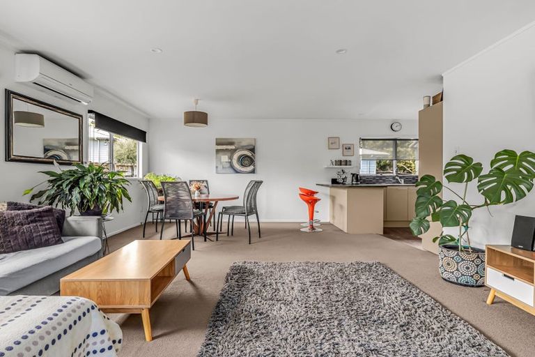 Photo of property in 3 Buisson Glade, West Harbour, Auckland, 0618