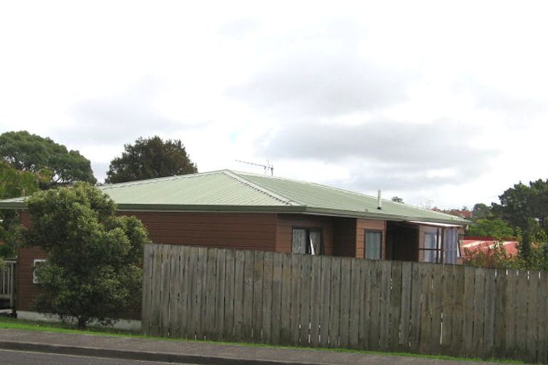 Photo of property in 130 Colwill Road, Massey, Auckland, 0614
