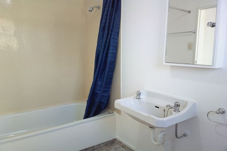 Photo of property in 1/43 Edgecombe Street, Newlands, Wellington, 6037