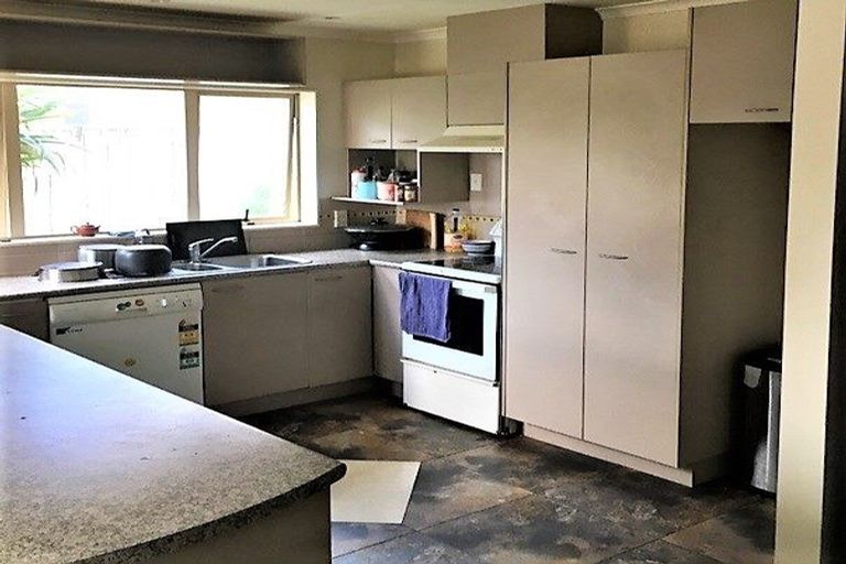 Photo of property in 1a Thomas Rea Place, Te Atatu South, Auckland, 0610