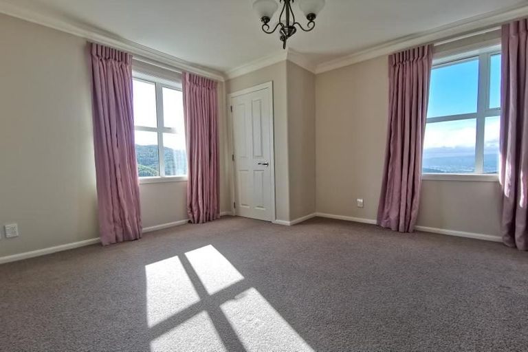 Photo of property in 24 Tamworth Crescent, Newlands, Wellington, 6037