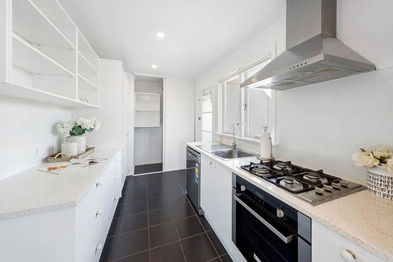 Photo of property in 18 Kenmure Avenue, Forrest Hill, Auckland, 0620