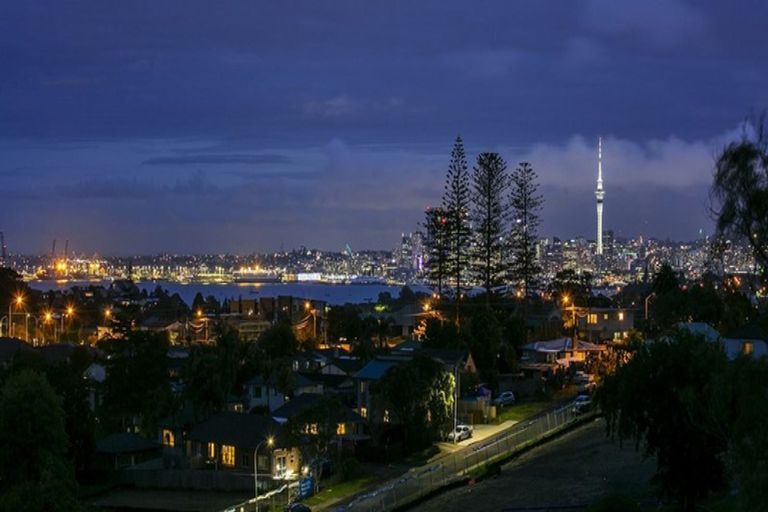 Photo of property in 1/24 Martin Crescent, Northcote, Auckland, 0627