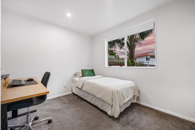 Photo of property in 24 Halloran Place, Massey, Auckland, 0614