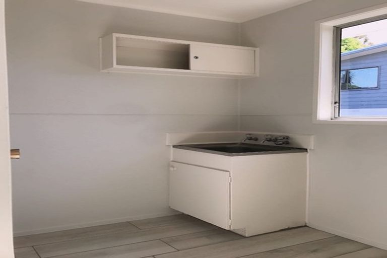 Photo of property in 8 Jenanne Place, Totara Vale, Auckland, 0629
