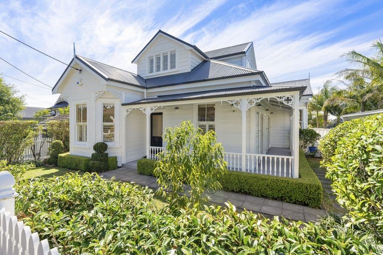 Photo of property in 46 Waterview Road, Stanley Point, Auckland, 0624