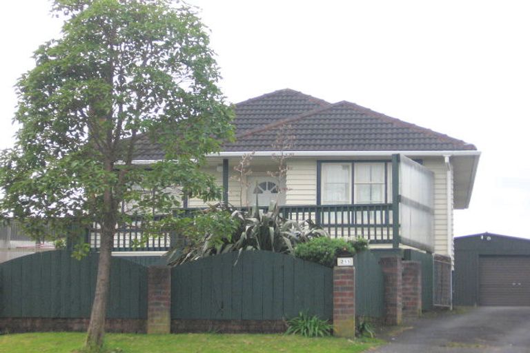 Photo of property in 211 Don Buck Road, Massey, Auckland, 0614