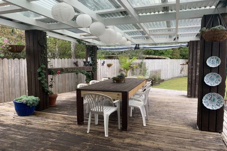 Photo of property in 18 Walton Street, Red Beach, 0932