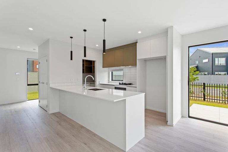 Photo of property in 1 Aquamarine Road, Rosehill, 2113