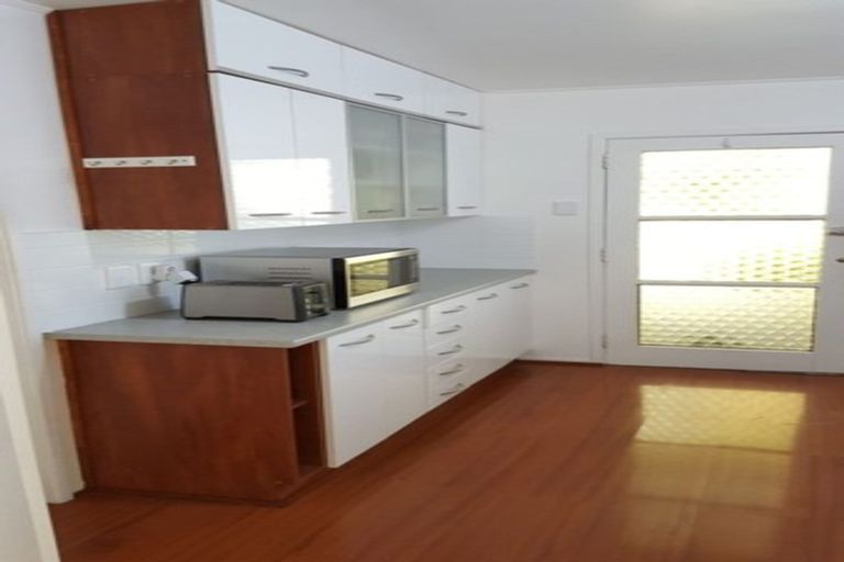 Photo of property in 2/42 Tree View Avenue, Glenfield, Auckland, 0629