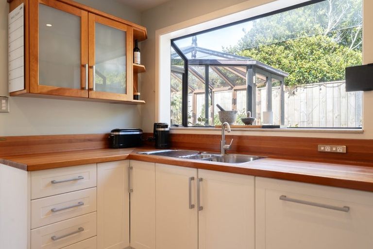 Photo of property in 8 Hillview Crescent, Paparangi, Wellington, 6037