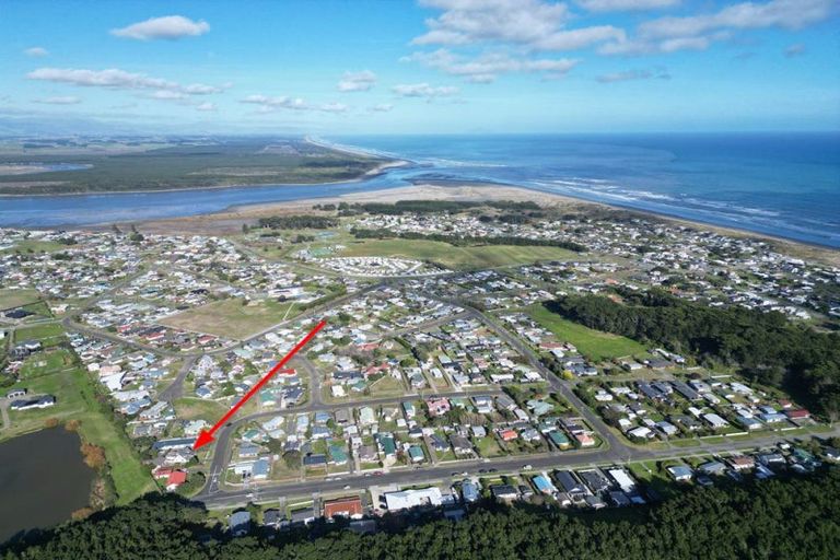 Photo of property in 38 Hennessy Street East, Foxton Beach, Foxton, 4815